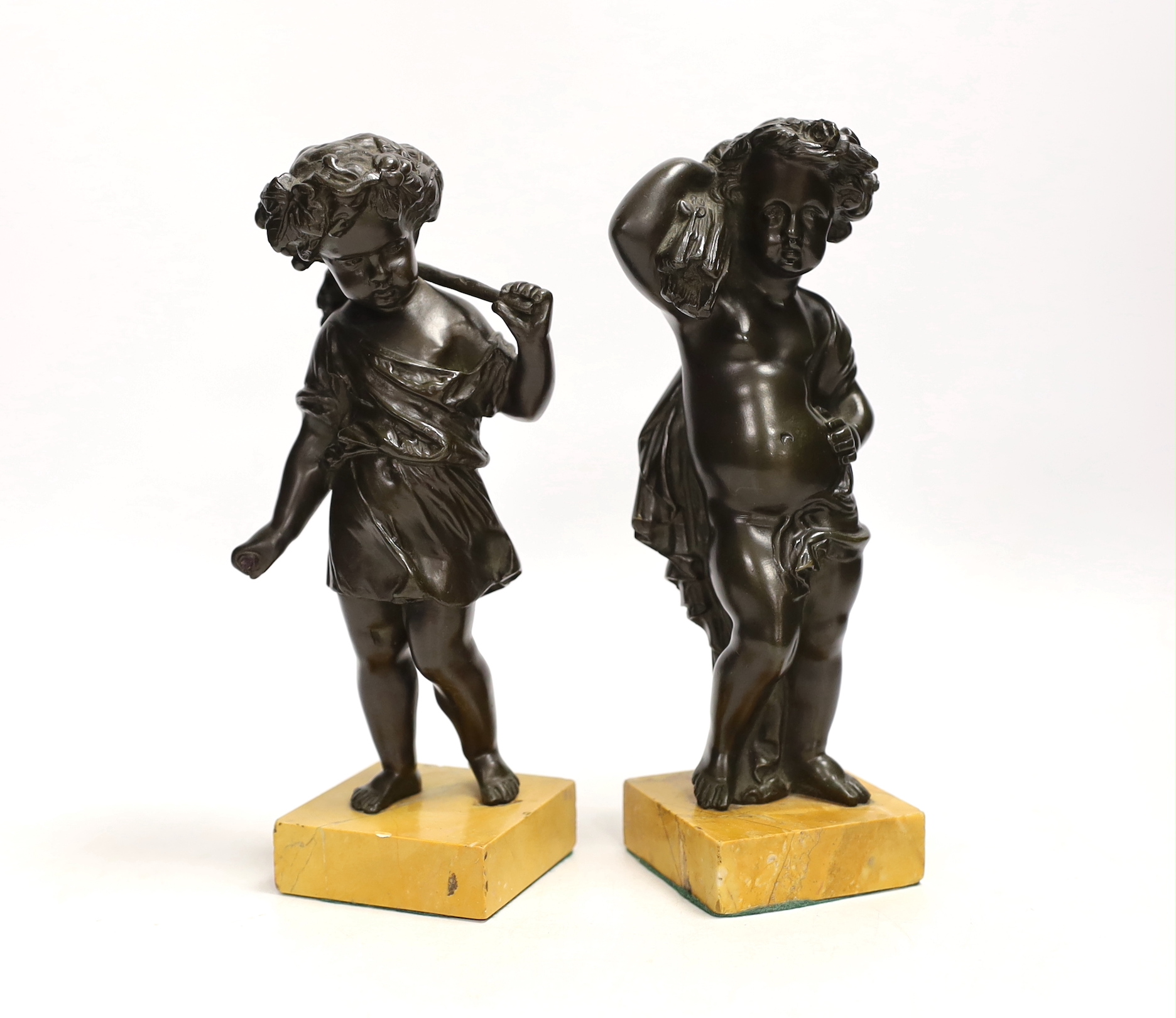 A pair of 19th century bronze putti on Siena marble bases, 22cm